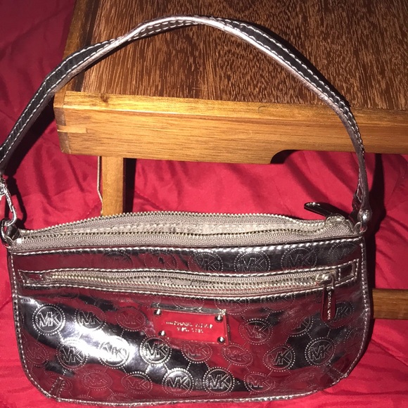 Michael Kors Handbags - Pre-Loved Michael Kors Jet Set Wristlet Silver Metallic